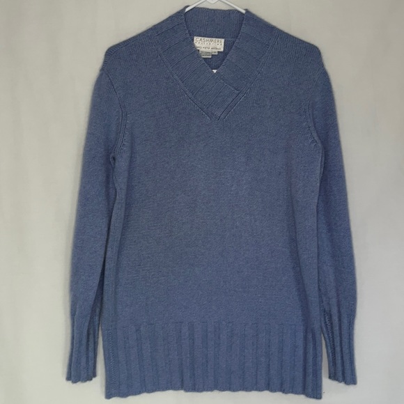 100% Cashmere Sweater Saks, Fifth Avenue size Small  V-Neck in Sky Blue - Picture 5 of 5